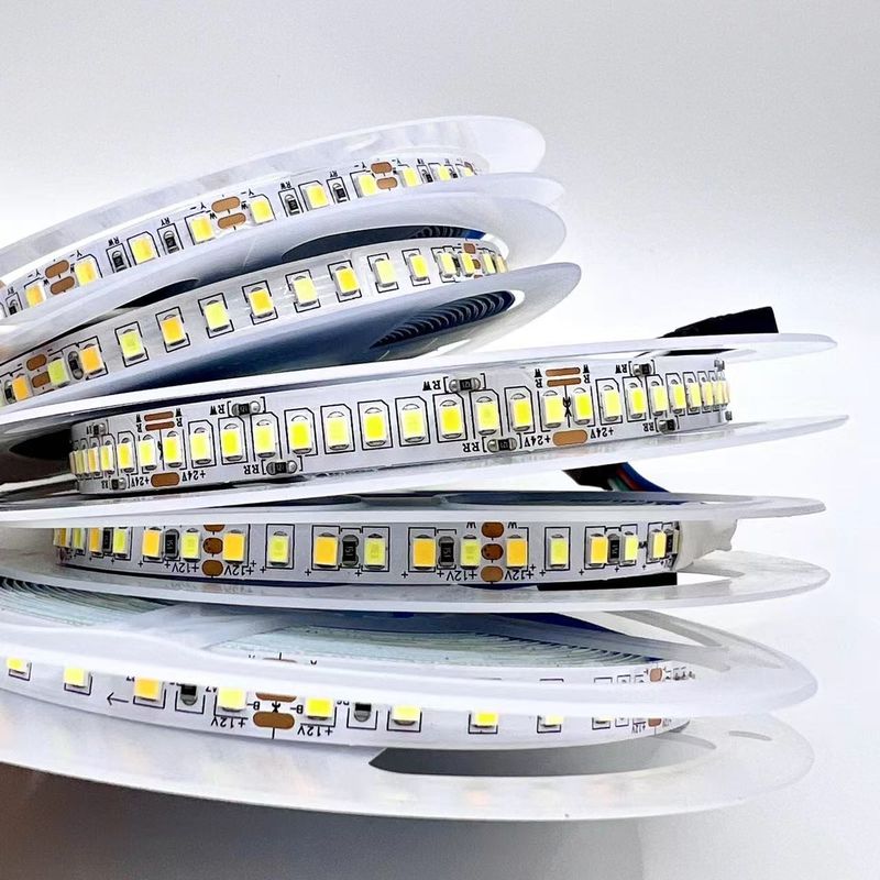 Smd 2835 λουρίδα 120leds/M των διευθετήσιμων χρώματος οδηγήσεων θερμοκρασίας πλάτος PCB 8mm
